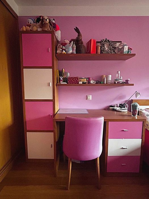 conjunto secretária, cadeira, prateleiras e estante com portas