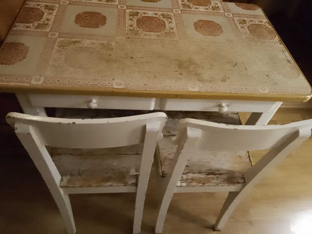 Stół drewniany z dwiema szufladami i dwoma krzesłami do renowacji