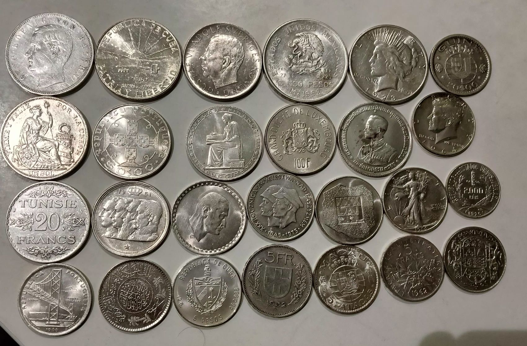 Продам крупные серебряные монеты