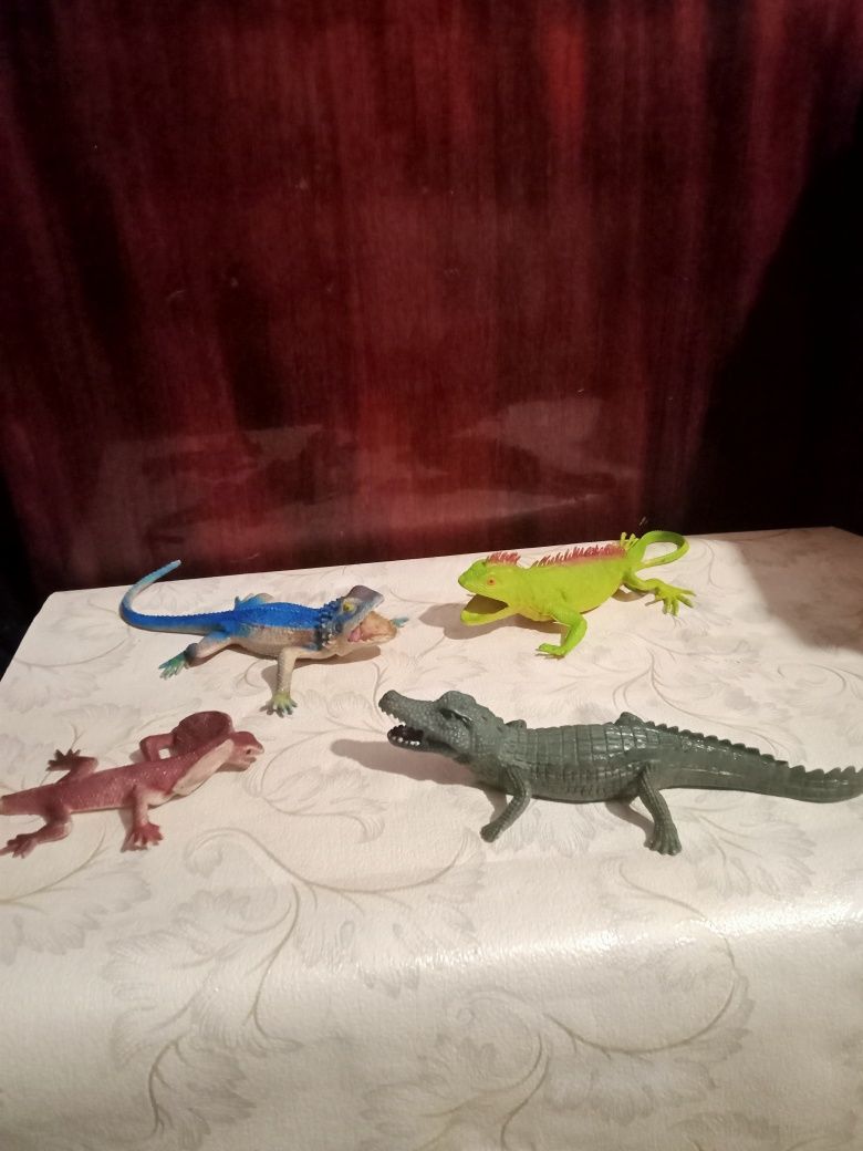 Сувениры в виде  ящериц ,хладнокровных ,крокодилов ,динозавров.