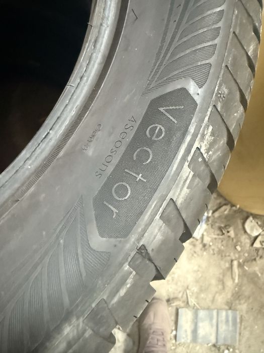 225/55/18 Goodyear Vector 2023 зимові мякі як нові