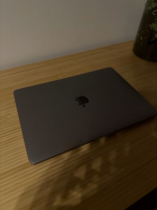 Macbook Pro 13, M2, 2022, 2tb ssd, 16 gb ram, touch bar.