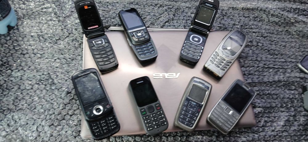 Sprzedam zestaw starych telefonów komórkowych, smartwatcha oraz laptop