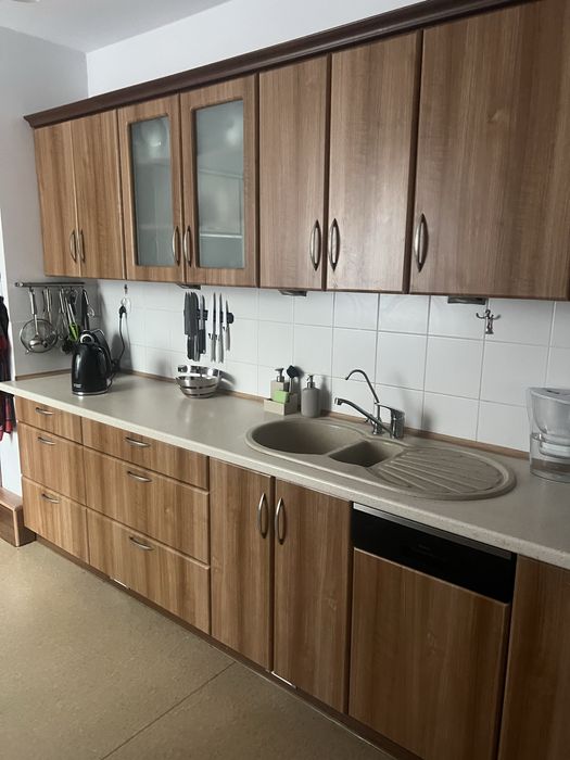 Meble kuchenne i stoł oraz 6 krzeseł