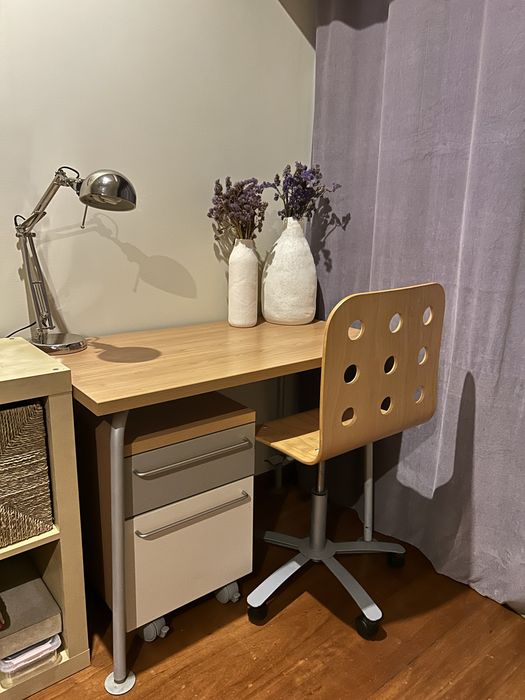 Conjunto de secretária com cadeira, móvel e candeeiro