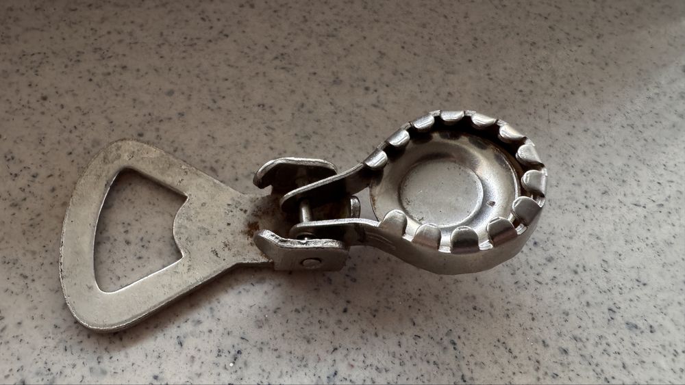 Metalowy otwieracz zatyczka zamykacz do butelek kapsli PRL