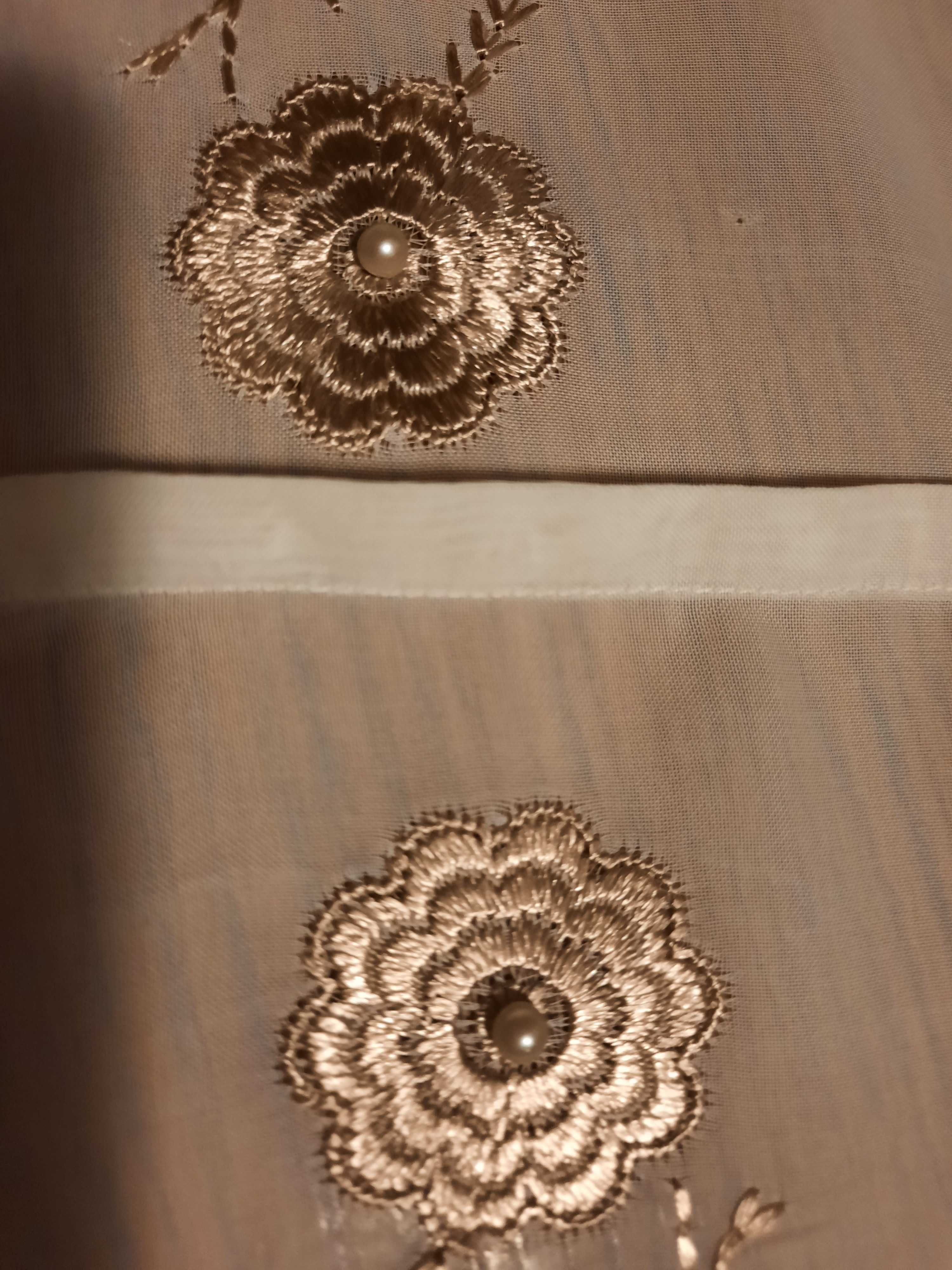 Firanka pasy  białe i lekko ecru  z elementami złotawo-beżowego haftu.