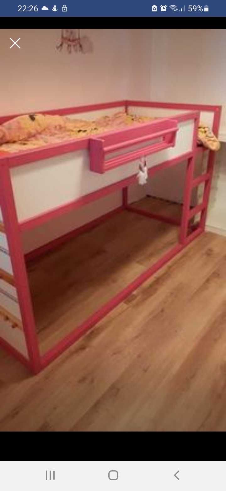 Cama kura rosa com estante