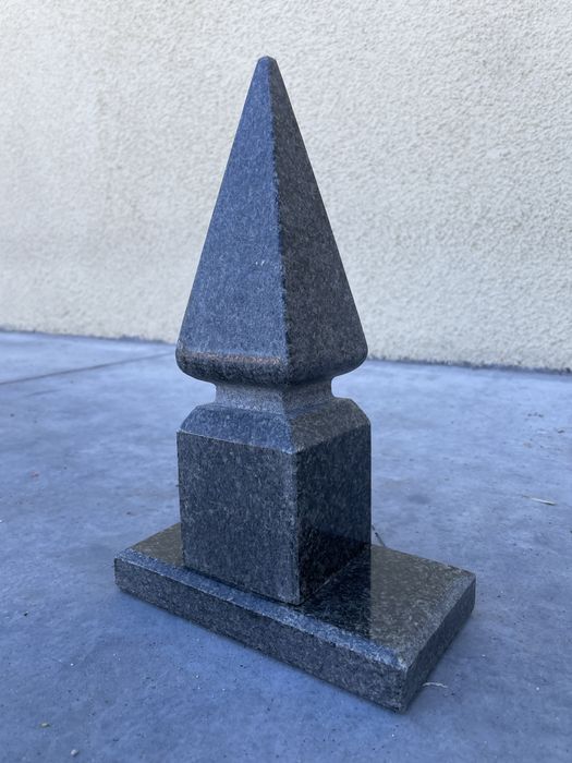 Pináculo em Granito Preto Polido – 30 cm