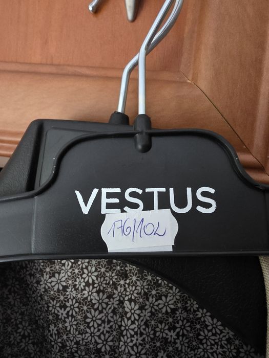 Garnitur vestus beżowy modny na lato