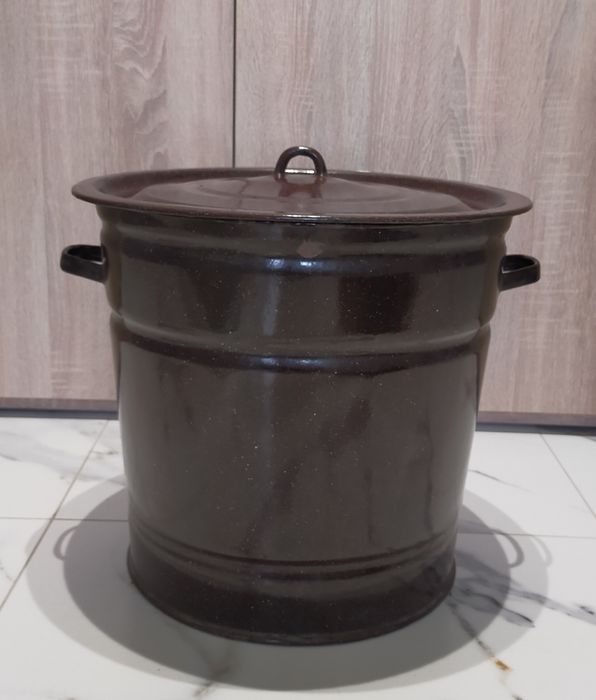 Emaliowany duży garnek