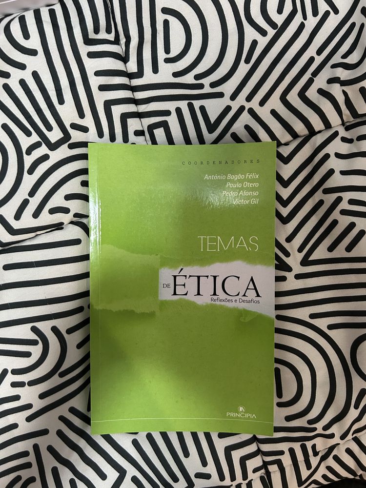 Livros de direito praticamente novos, dois deles são gratis.