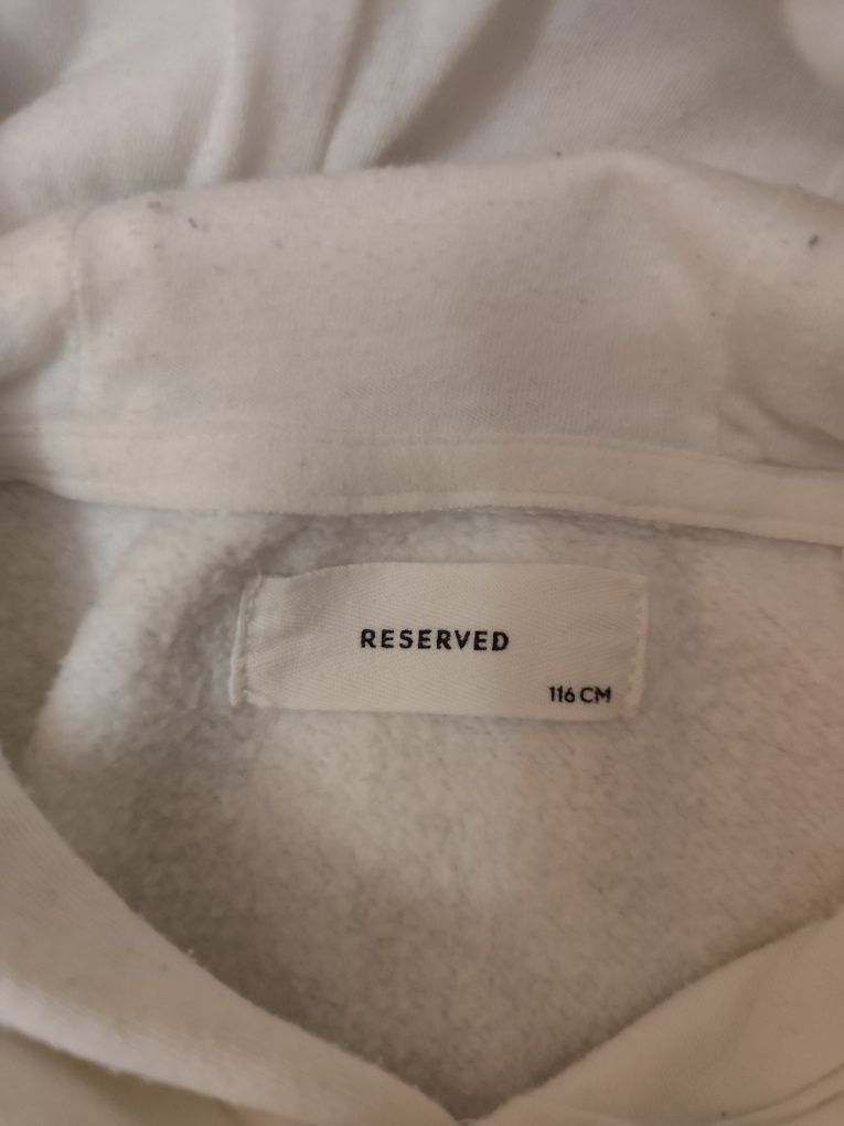 Biała bluza chłopięca z kapturem Reserved rozmiar 116