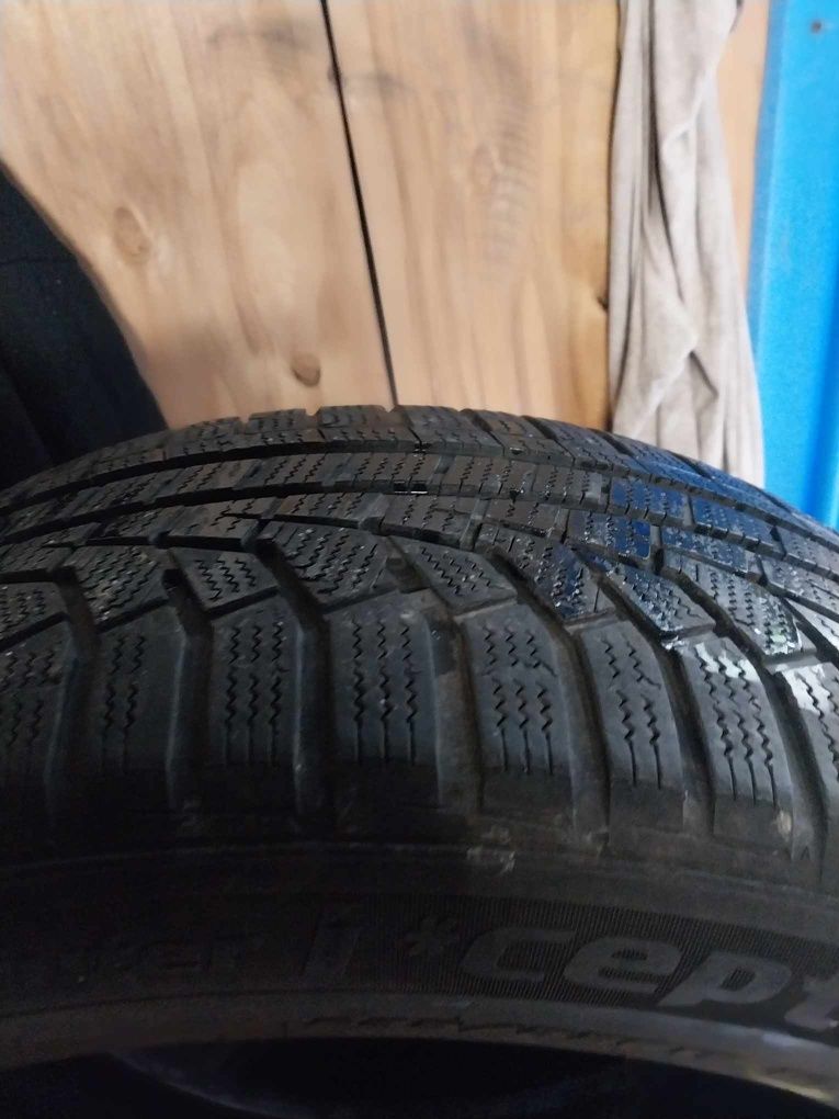 Sprzedam opony zimowe hankook 235/55 19r