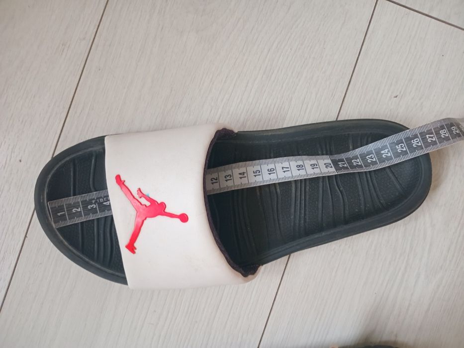 Оригінальні шльопанці jordan розмір 39.5
Jordan