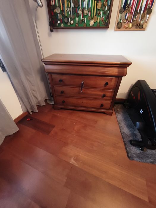 Cómoda de madeira maciça