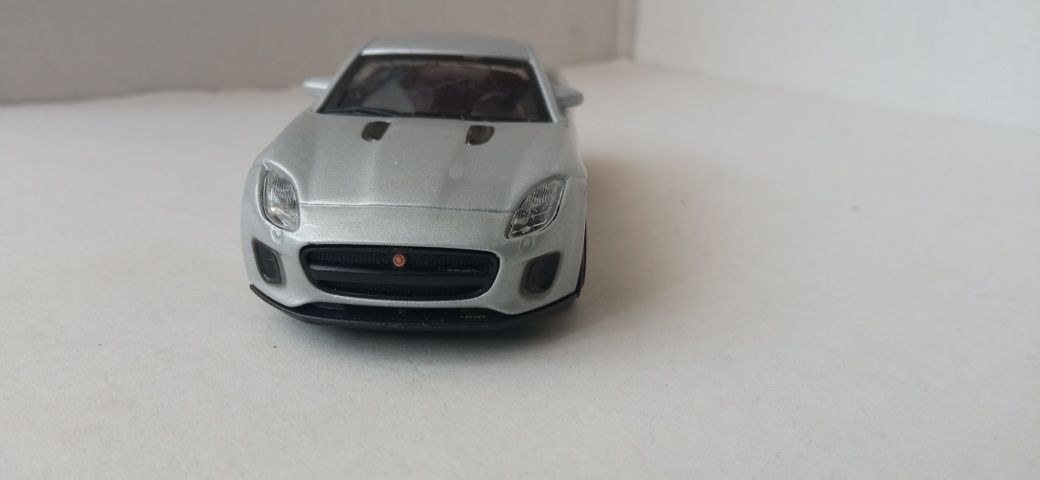 Bburago Jaguar F type R dynamic w skali 1/43