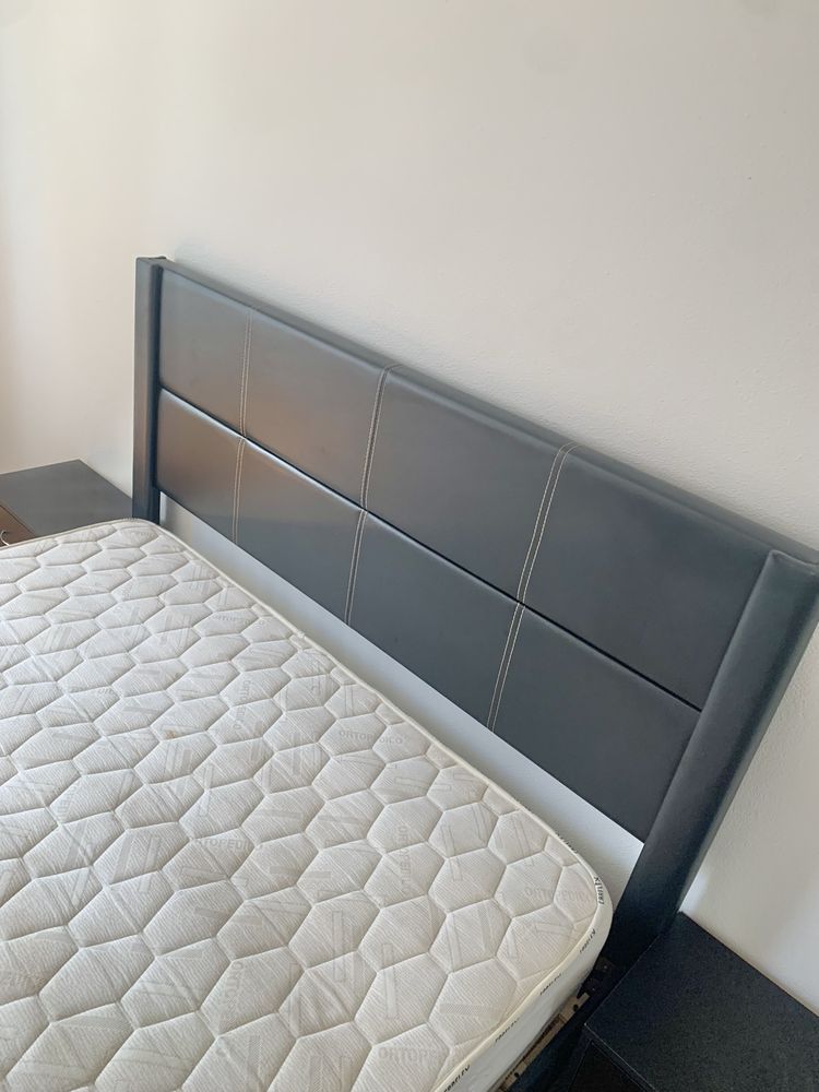 Cama de Casal, colchão e mesas de cabeceira