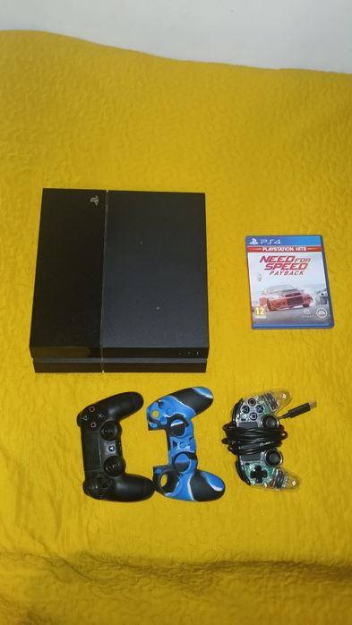 PS4 com dois comandos, uma capa para comando e um jogo