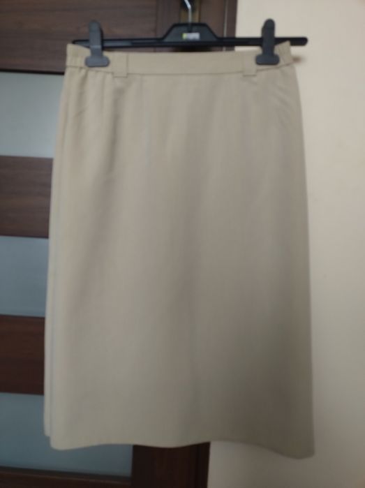 Kremowa spódniczka.