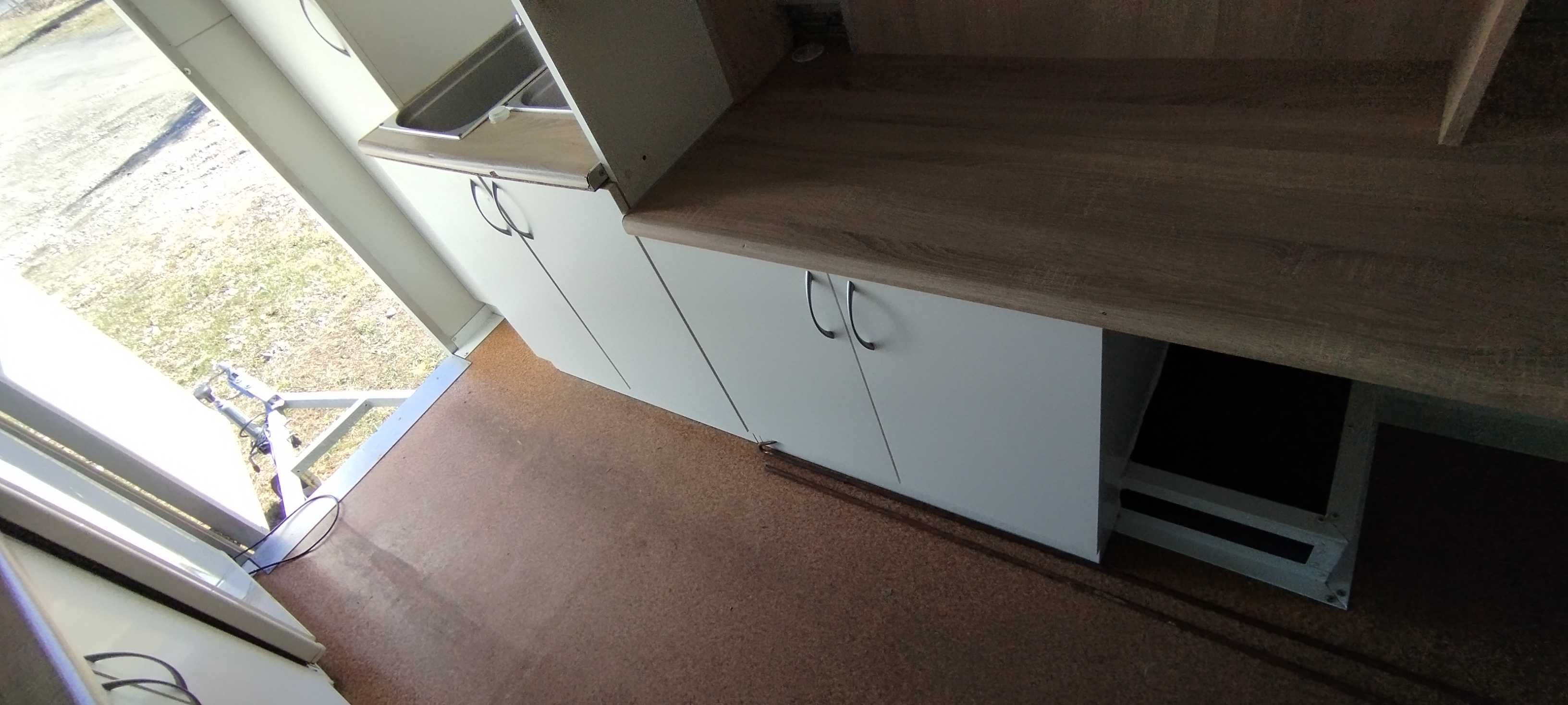 przyczepa gastronomiczna wyposażona w sprzęt i meble