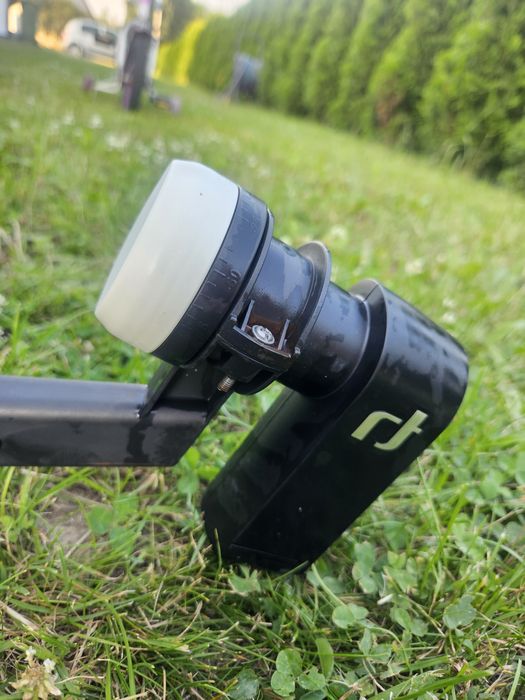 Talerz satelitarny z uchwytem i konwerterem