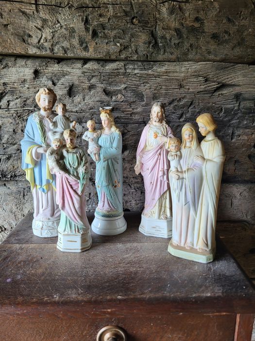 Zestaw figurek z porcelany Jezus Maryja Królowa Józef klejone