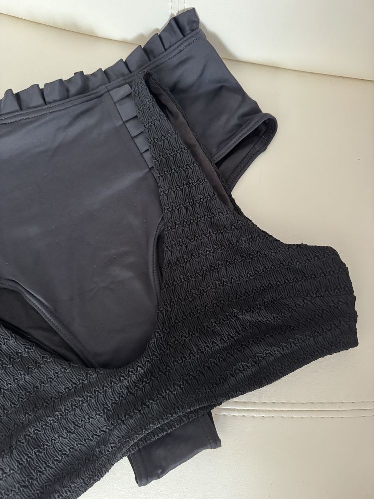 Bikini preto - top com relevo e cuecas com folhos