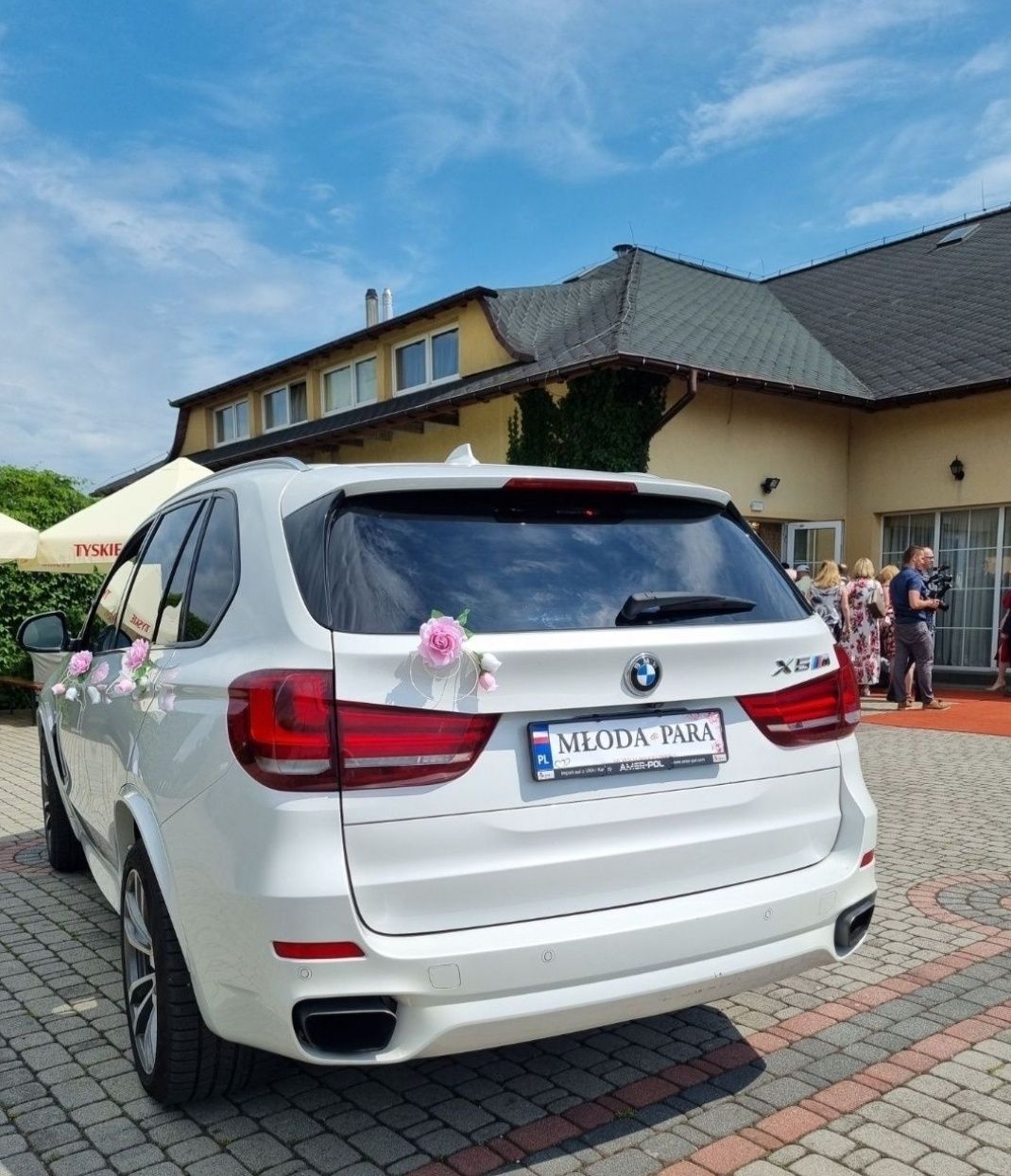 Białe Auto do ślubu BMW X5m samochód z kierowcą