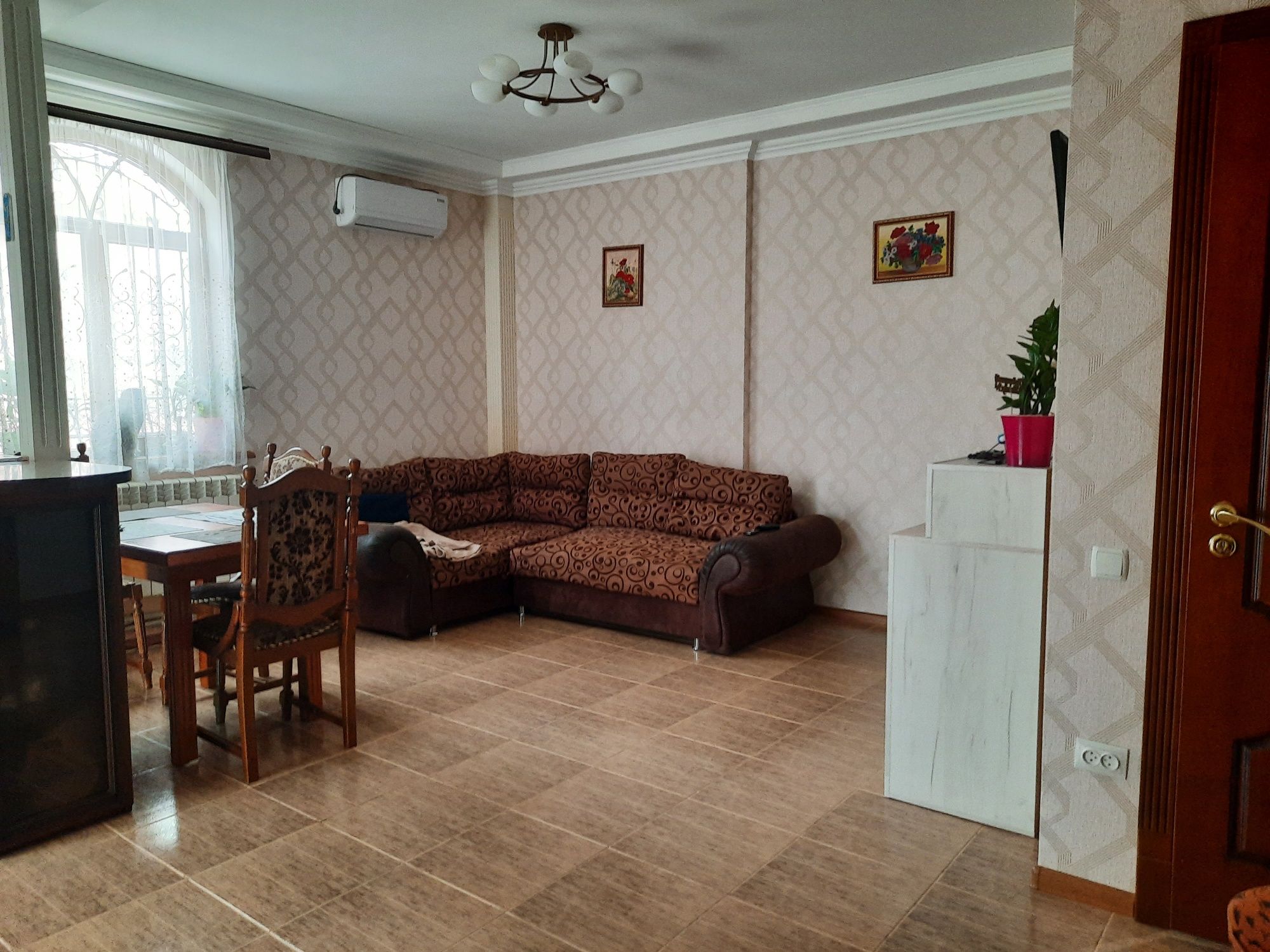 Продам  половину будинку в центрі від власника може підійти під бізнес