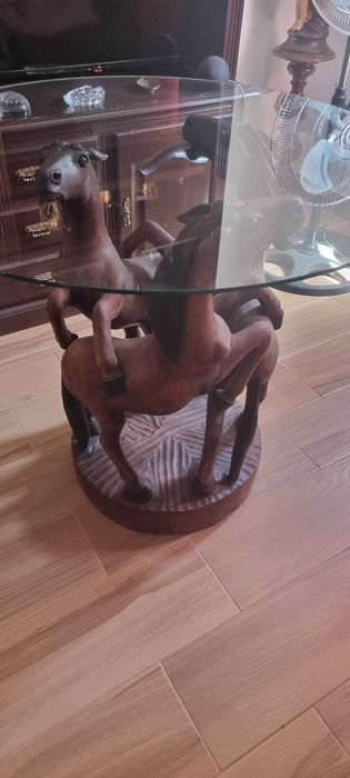 Mesa de madeira Maciça Artesanal esculpida à mão com tampo de vidro