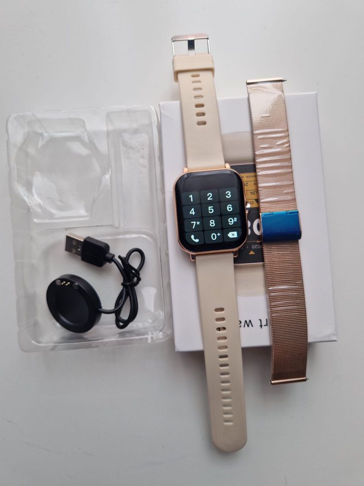 Smartwatch ze zlotym paskiem