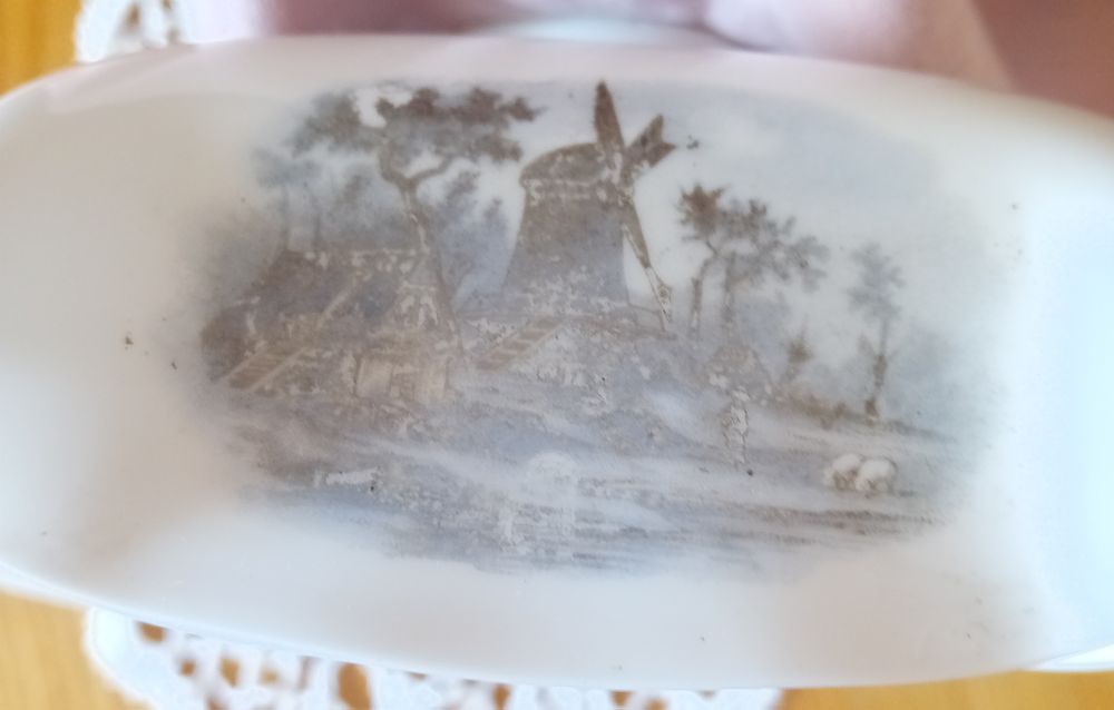 Stary klosz z cienkiej porcelany do lampy w stylu holenderski