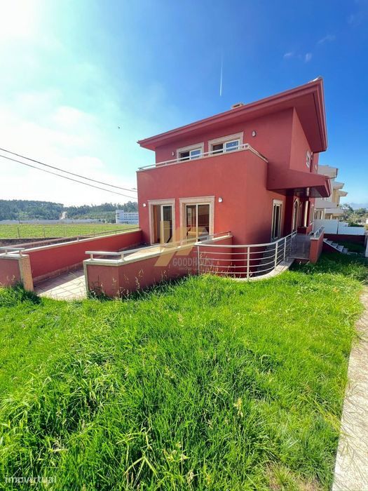Moradia T5 com elevador, jacuzzi, balneários e muito mais