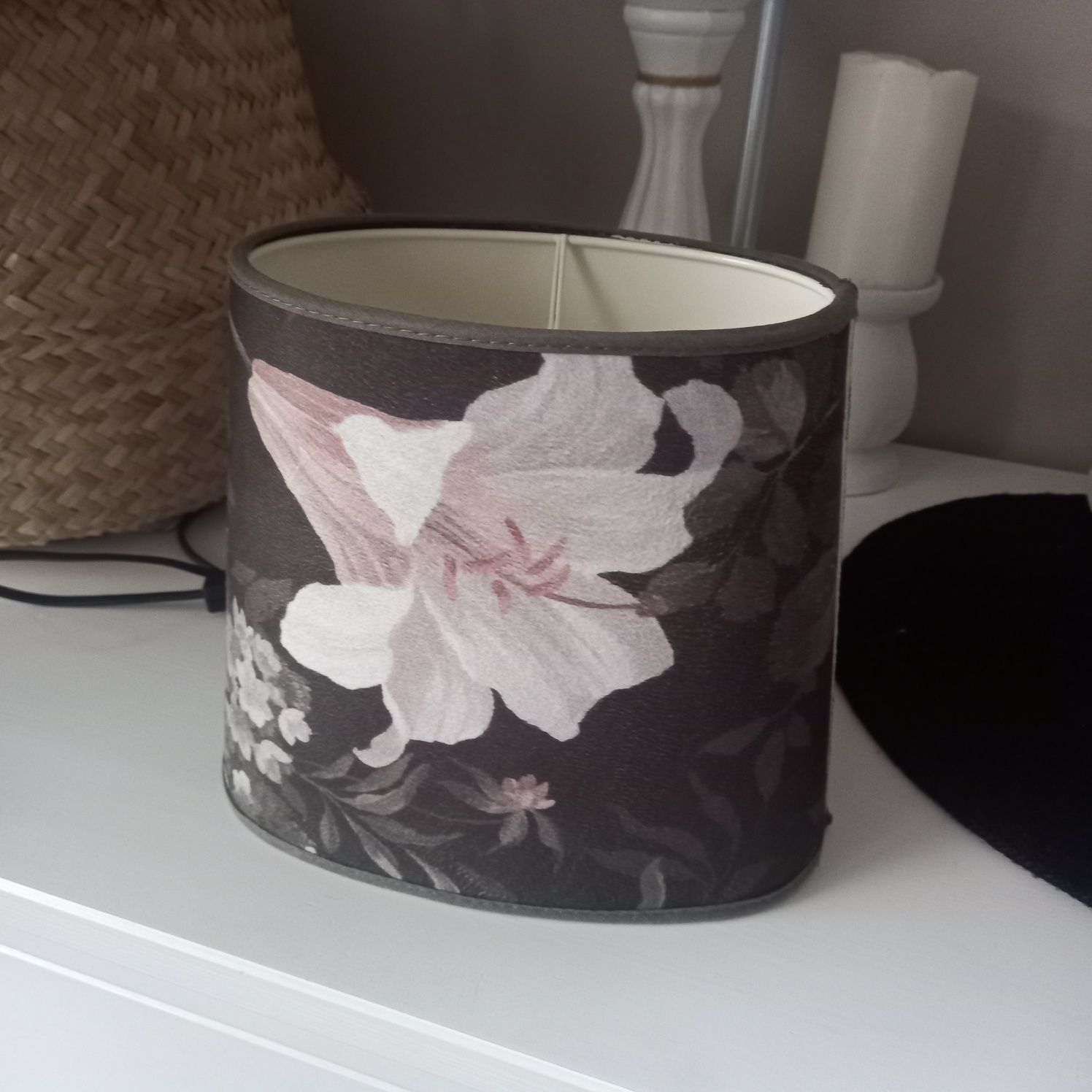 Lampa  Ikea z waskim kolorowym kloszem w kwiaty na parapet