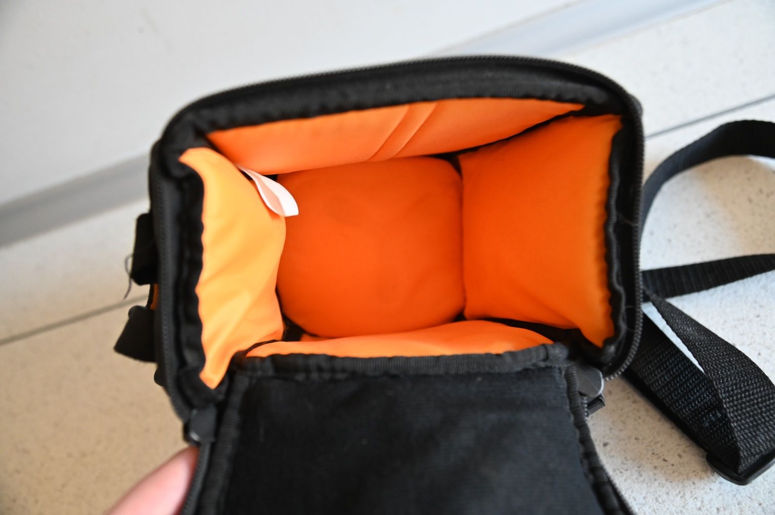 Torba na aparat - case logic - czarno pomarańczowa - z paskiem na rami