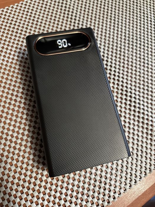 Продам новий  оригінальний повербанк на 30000 mah,швидка зарядка