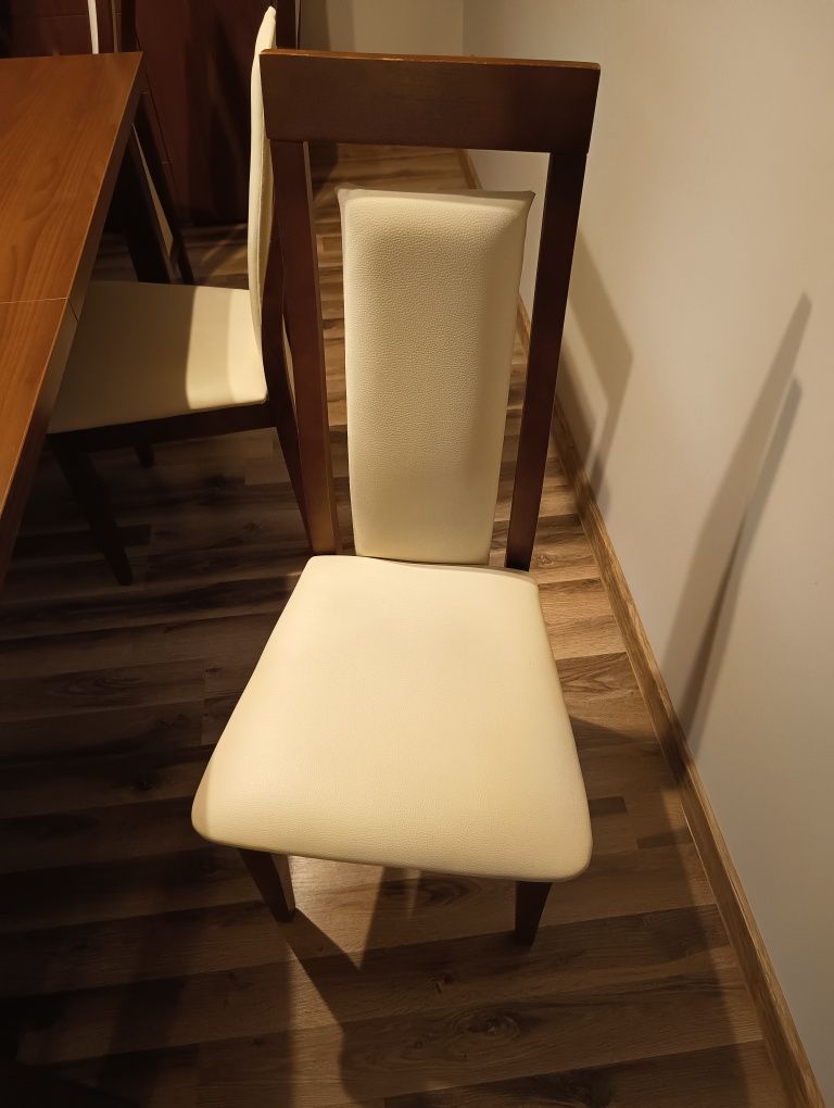 Stół rozkładany, 12 krzeseł, komoda, stolik kawowy