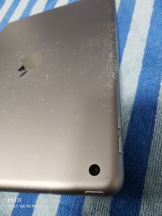Apple iPad A1822 (64gb)
