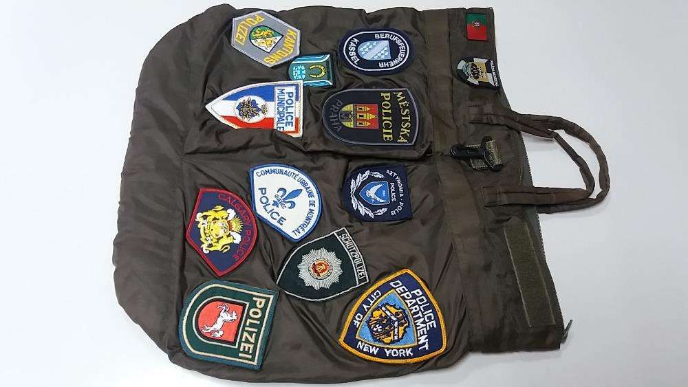 Saco militar, Helmet Bag com emblemas policia internacionais.