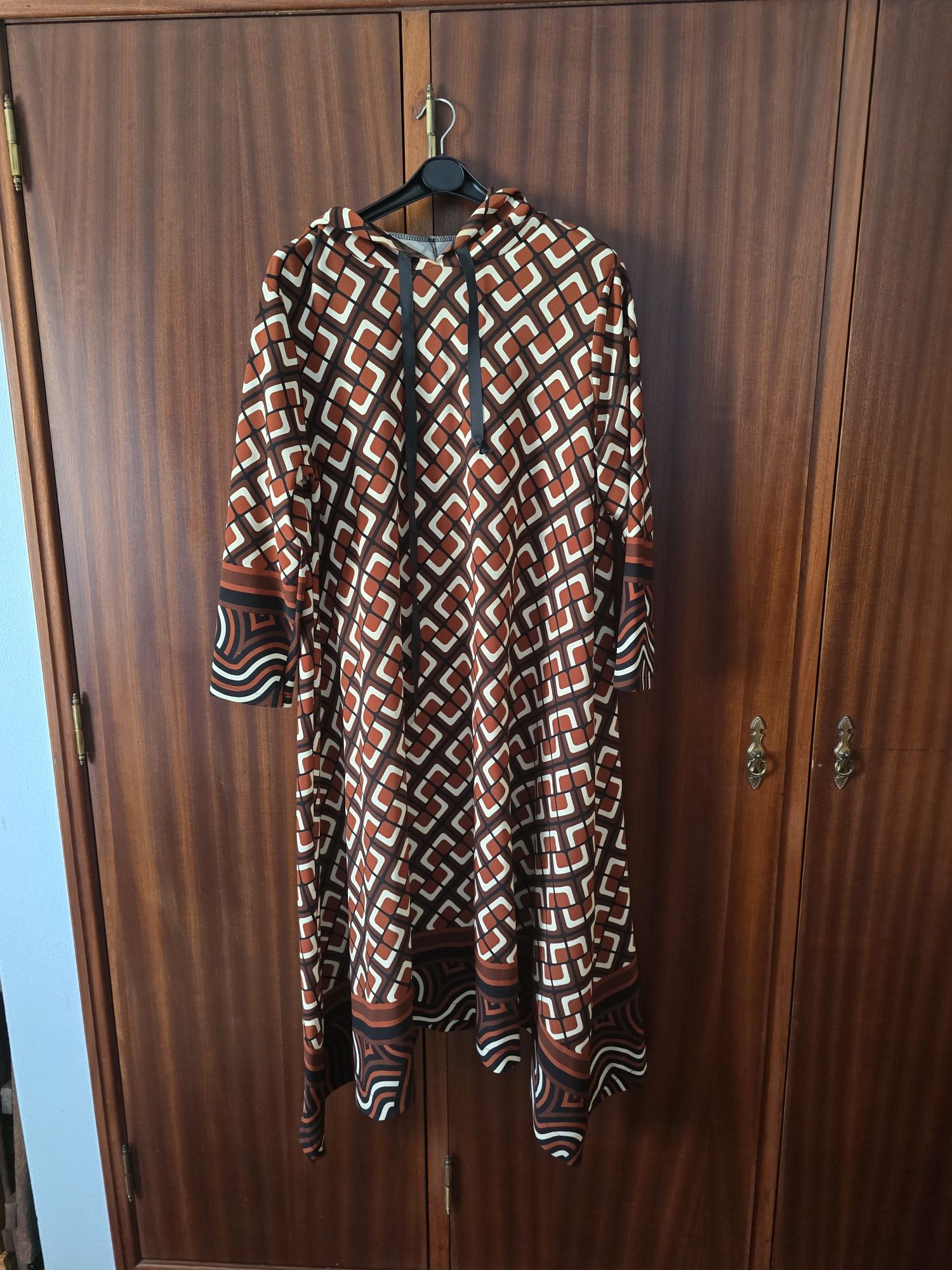 Vestido com carapuço lindo