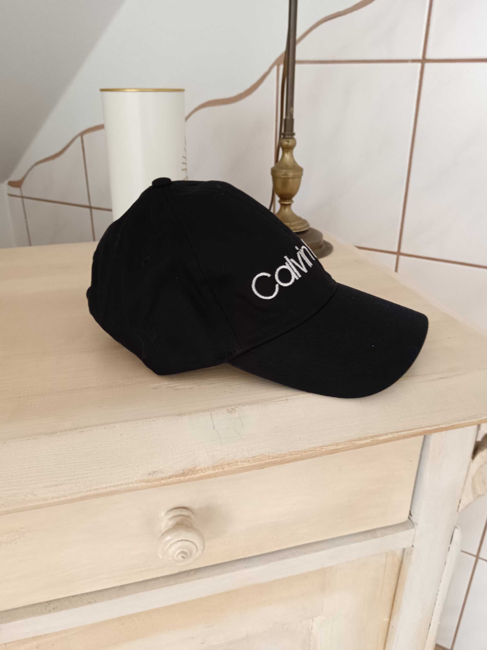 Czapka z daszkiem Calvin Klein czarna złote haftowane logo