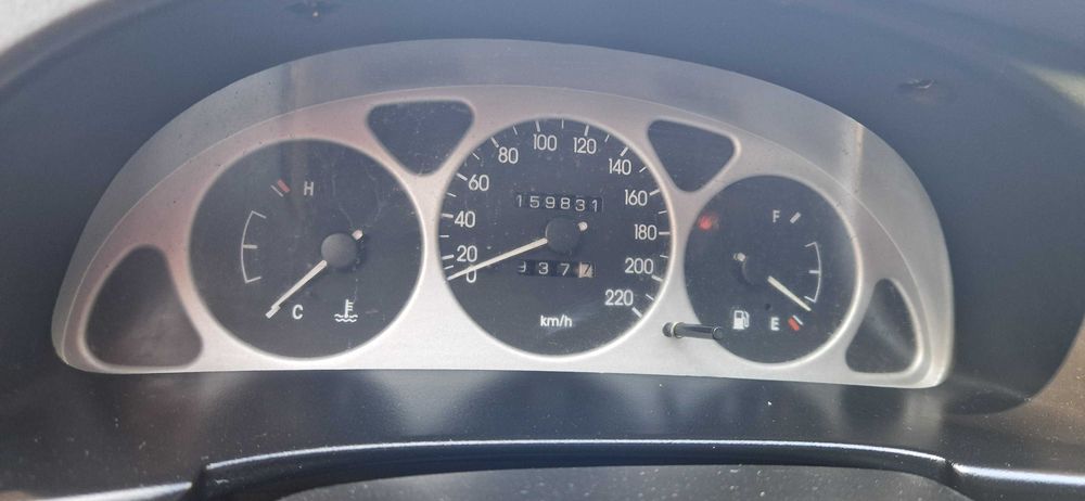 Деу Ланос 1.5 червоний