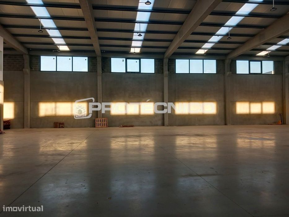 Armazém c/ 1.300m2 - Z.I. da Mota