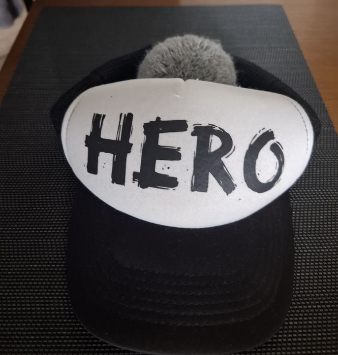 Pom pom cap czapka hero z pomponem