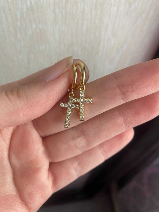 Срібні та посріблені сережки хрестики з камнями та без.
