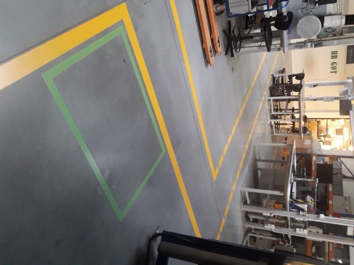 Malowanie oznakowania poziomego miejsc, kopert, linii, pasów.