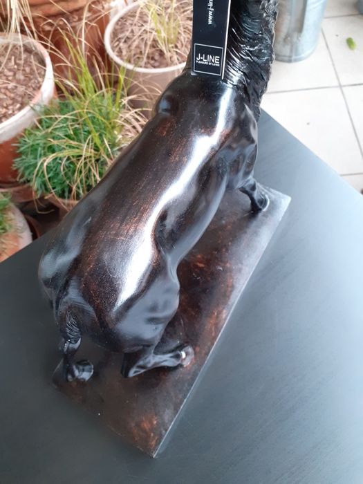 Elegancką figurka jelenia na podstawce marki J-Line