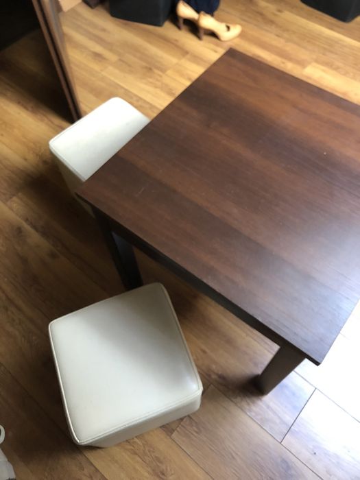 Brązowy stolik kawowy i dwie pufki białe