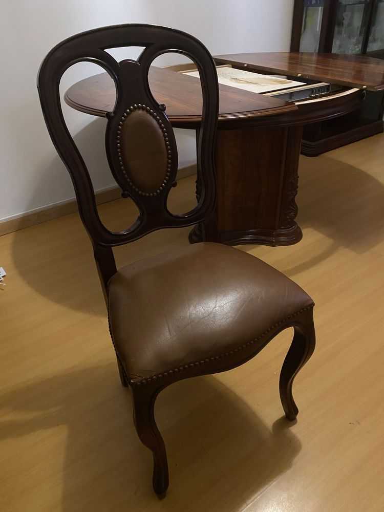 Mesa de Madeira + 4 Cadeiras